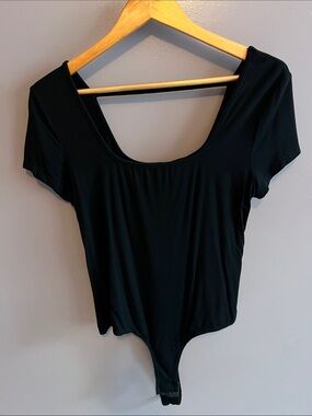 New York & Company Black Scoop-Neck Short Sleeve Bodysuit